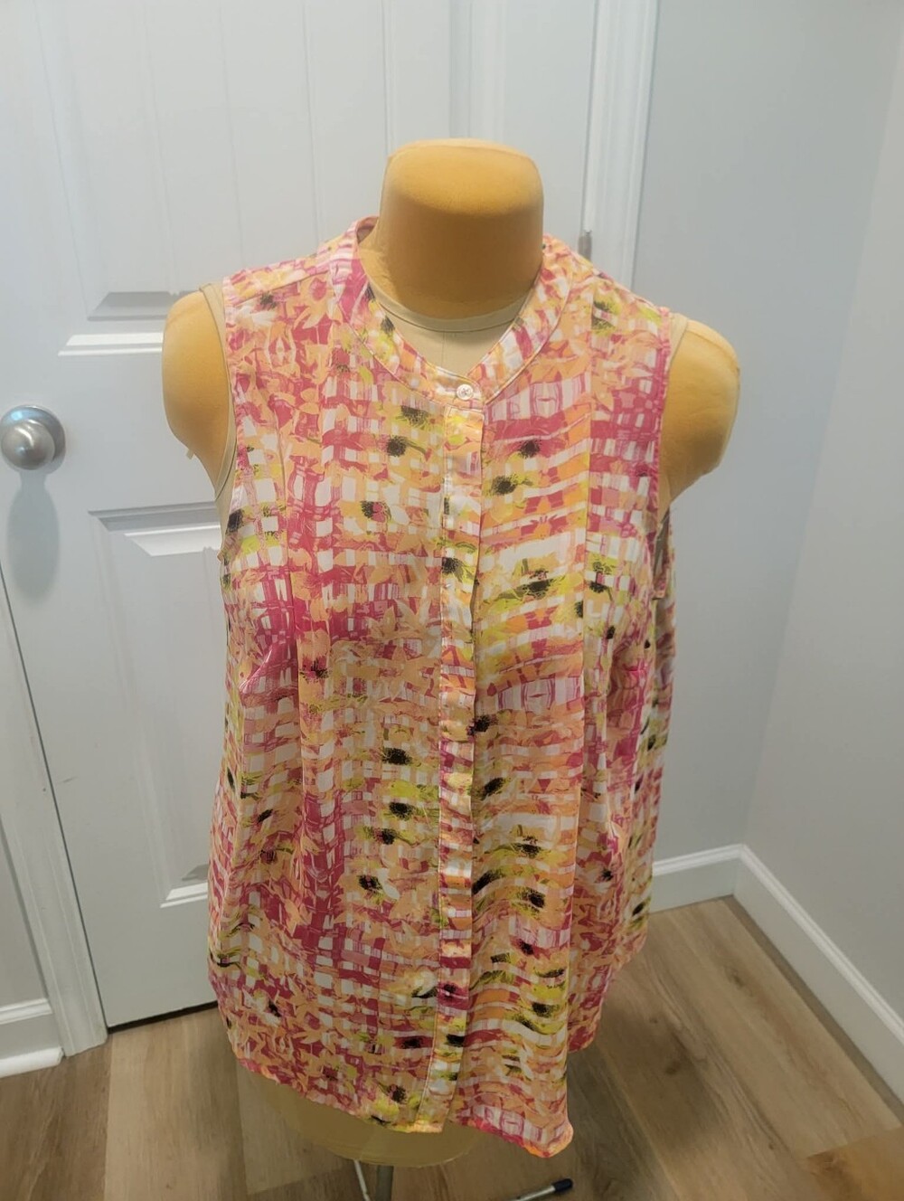 Apt. 9 Plus Size 3X Sheer Chiffon Sleeveless Button Down Blouse in Pinks, Yellow - Picture 4 of 10